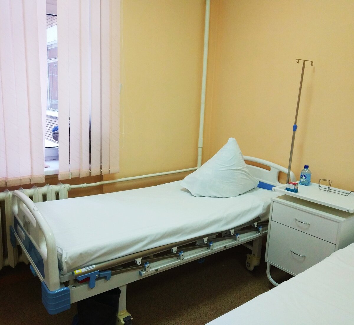 Кровать досталась как я люблю, у окна. Процедура моя. Фото моё.