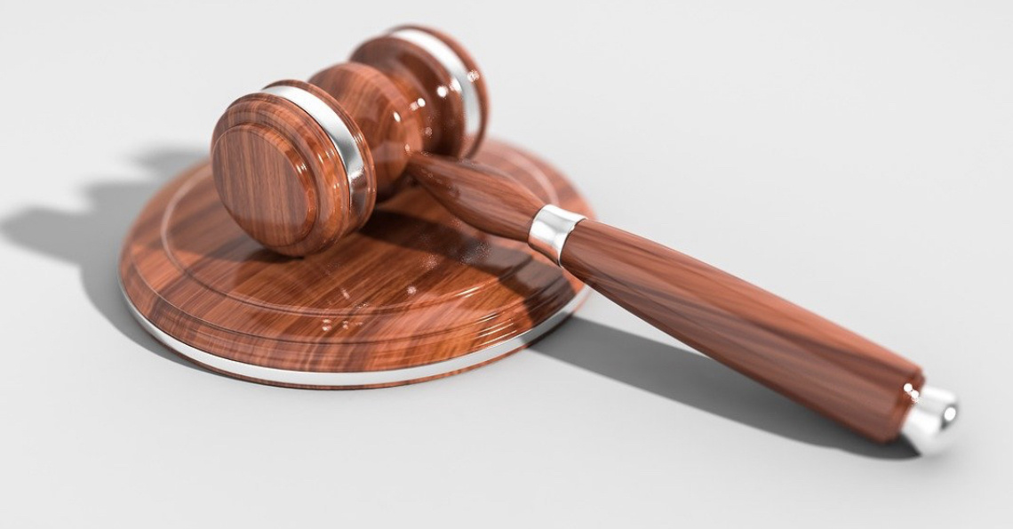 Ответственность за нарушение пдд суд взято с https://pixabay.com/ru/photos/молоток-аукцион-закон-символ-судья-2492011/