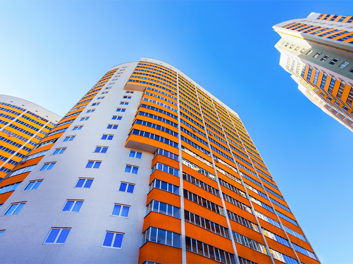 Покупатели новостроек часто сталкиваются с проблемой некачественного  остекления окон и балконов. Во время строительства домов застройщики  желают по максимуму сократить расходы, чтобы снизить себестоимость  жилья. Один из вариантов сделать это – поставить окна из плохих  материалов.