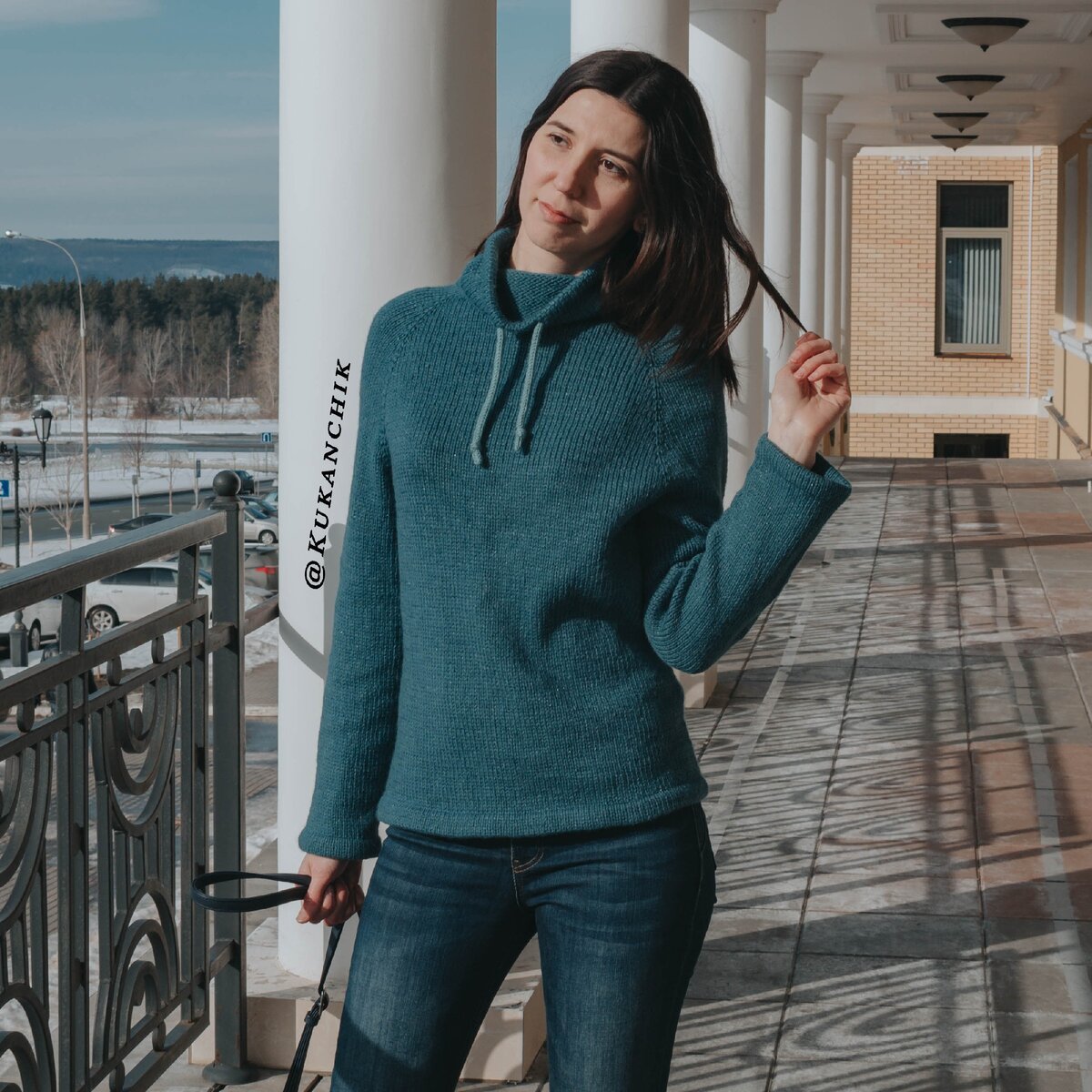 Я в вязаном спицами худи из бобинного мериноса. Фото автора канала Ксения Kukanchik