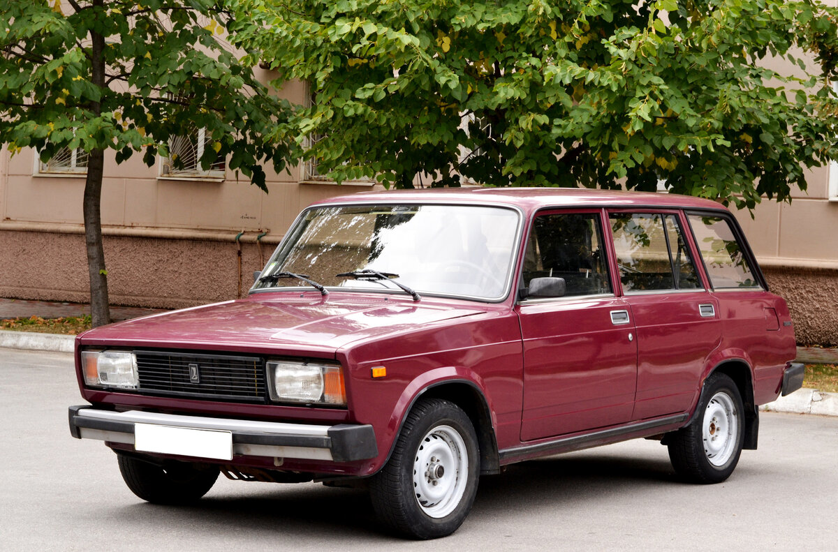 
Два плюс пять равно четыре: история разработки ВАЗ-2104


19.11.2017
Главная Статьи Два плюс пять равно четыре: история разработки ВАЗ-2104
 Автор: Олег Полажинец

Удивительно, но факт: обновление модельного ряда было характерно для ВАЗа уже в первые годы его существования! Казалось бы, выпускай модернизированные итальянские малолитражки и горя не знай. Однако на ВАЗе считали иначе, поэтому со временем итальянский Fiat 124 Familiare превратился в универсал собственной разработки. ВАЗ-2104 – такое название получил наследник первого универсала Волжского автозавода.

«Раскрутив» до необходимого уровня так называемые «фиатовские» модели, «копейку» и ВАЗ-2103, на ВАЗе сначала слегка осовременили первую, выпустив модификацию ВАЗ-21011, а затем действительно занялись разработкой собственных моделей – полноприводной Нивы, «суперлюксового» ВАЗ-2106, а также продуктов более глубокого вмешательства в платформу Fiat – речь о «пятёрке» и ВАЗ-2107. Не будем забывать и о том, что к началу восьмидесятых годов была практически полностью готова принципиально новая модель – первый переднеприводный хэтчбек ВАЗ-2108. Таким образом, практически весь модельный ряд к новому десятилетию был основательно «перетряхнут». И только универсал ВАЗ-2102 выпускался без особых изменений, хотя базовая модель 2101 к тому времени заметно устарела. Обновлять её «до уровня ноль одиннадцатой» смысла не было – отсутствие клыков на бамперах и другое количество вертикальных планок на решетке радиатора вряд ли сделало бы «двушку» более современной. Вывод напрашивался сам собой: новую модель универсала нужно было выпускать на базе самых современных Жигулей пятого семейства.


Рынки сбыта
Несмотря на то, что в СССР всегда традиционно любили седаны, пятидверные универсалы пользовались популярностью и спросом как у дачников, так и у жителей сельской местности. На автомобилях ездили «по делу» — то есть, обычно использовали их для перевозки грузов, мебели или садово-дачного инвентаря. Универсал же, при всех своих недостатках, имел одно огромное достоинство – при сложенном заднем сиденье внутри образовалась внушительная площадка, что позволяло перевезти как крупную бытовую технику, так и длинномеры.


«Просторное чрево» ВАЗ-2102 оценили по достоинству как в Советском Союзе, так и за границей
Владельцы «двоек» быстро раскусили прелесть своего автомобиля, который при «жигулевских» габаритах позволял перевезти внутри (а не на крыше!) солидный «хабар». Именно поэтому к началу восьмидесятых у вазовского универсала на внутреннем рынке образовался устойчивый круг почитателей, что усугублялось относительно небольшими объемами производства этой модели по сравнению с седанами.




Но пятидверные Жигули пользовались спросом не только на домашнем рынке: в странах Восточной и даже Западной Европы также активно приобретали советские универсалы, хотя и по немного другим соображениям.



Такой тип кузова ассоциировался у европейцев с активным образом жизни, позволяя перевозить различный спортинвентарь. Кроме того, прижимистые жители небольших городков и деревенек также оценили незаурядные грузовые возможности «советского Familiare».



Вот только Fiat к тому времени давно снял с производства седаны и универсалы на платформе 124-й модели, а «наивно-круглоглазая» двойка смотрелась архаично даже по меркам не слишком избалованных современной техникой автомобилистов соцлагеря. И чем дальше, тем больше это ощущалось – интерес к первым моделям стал заметно угасать. А ведь каждые экспортные Жигули – это валютные поступления, которые были для советской экономики важнее собственных «деревянных», которыми рассчитывались покупатели Жигулей внутри страны. Именно поэтому новый универсал должен был появиться в сжатые сроки – если есть спрос, то по законам рыночной экономики должно быть и предложение.