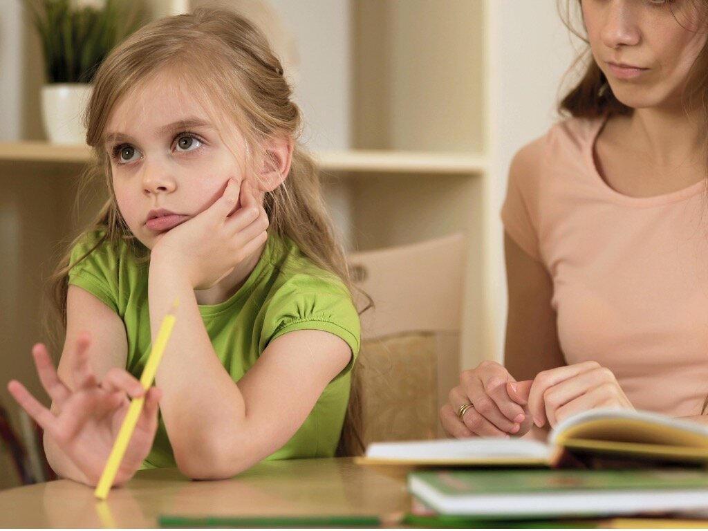родители успокаивают ребенка. Little daughter. разговор с дочкой. мама целует дочь. мама с дочкой в спорткостюмах.