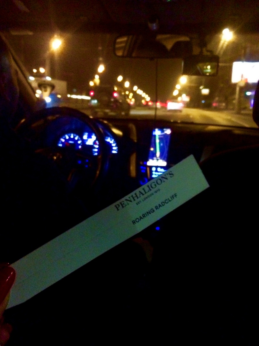 До того, как Сардор показал мне эту "полоску", о существовании такого парфюма я и не подозревала. Оказывается, это знаменитый бренд и ооооочень дорогой.