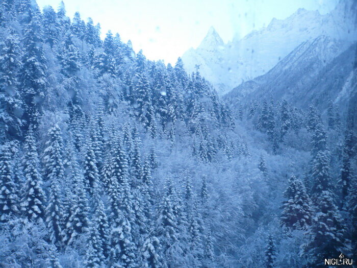  Вид через стекло 8-ми местной кабины на канатной дороге при первом подъёме