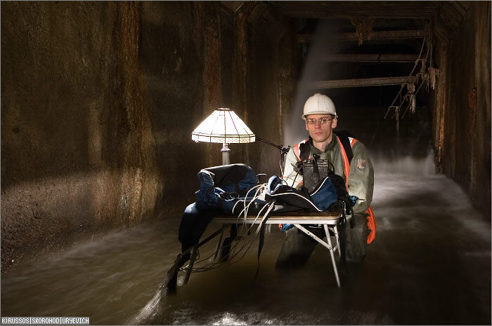 Здравствуйте!  В эфире пилотный выпуск новый передачи, посвященный подземельям нашей  столицы! Мы находимся в нашей студии, оборудованной в коллекторе реки  Чуры на глубине 15 метров. Меня зовут Юрьевич, и я ваш гид по подземной части нашего города.