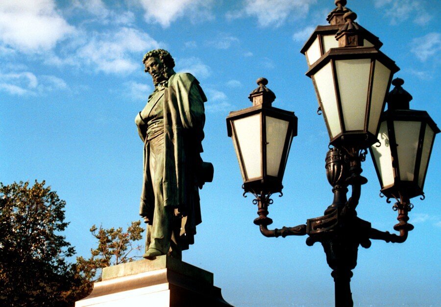 Он так много написал прекрасных стихов о любви!