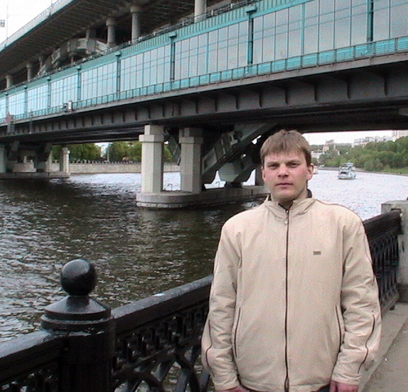 Сергей Ямшинин около станции метро Воробьевы горы. Май, 2008 год