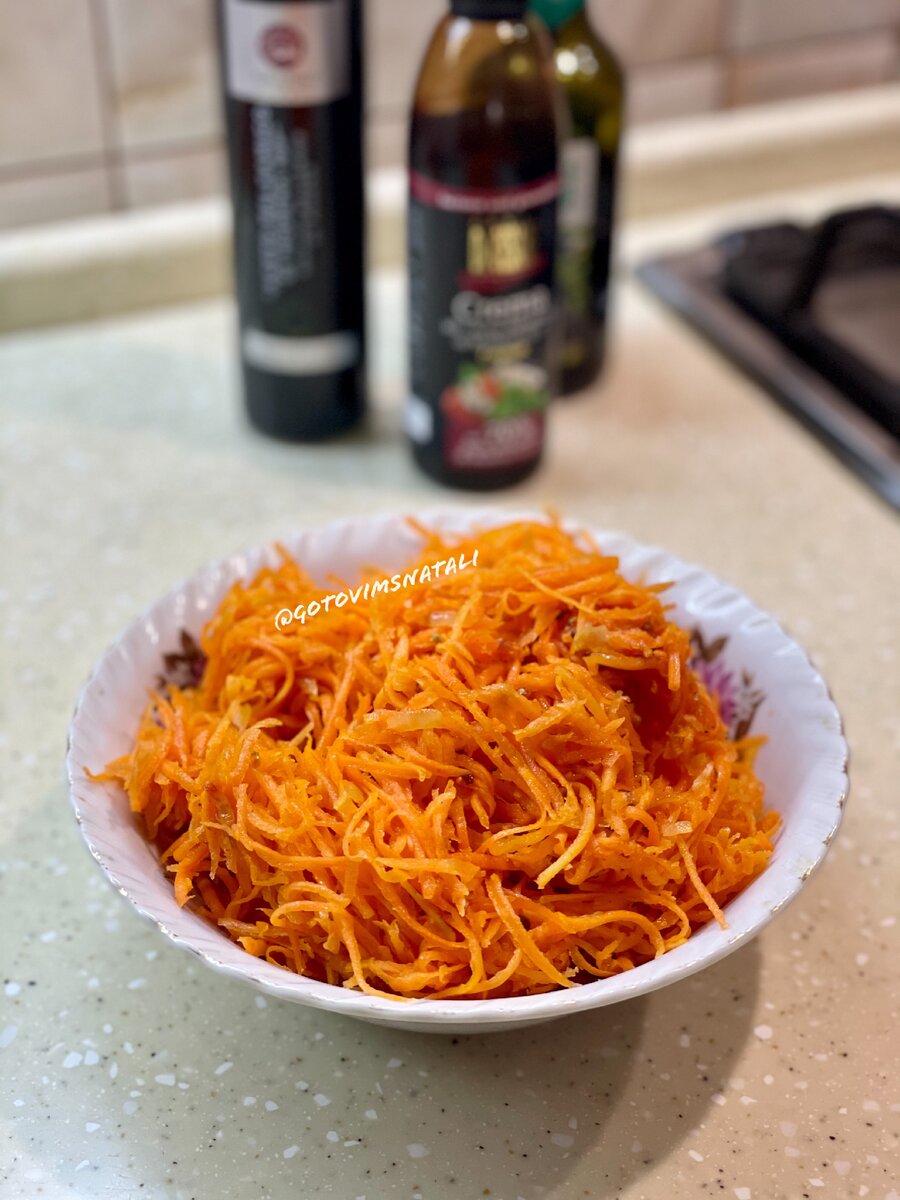 Затем морковь нужно отжать. Сок нам не нужен. 
Сверху на морковь положить специи: кинзу -1 ч. ложку, красный перец -1 ч.ложку, черный перец-0,5 ч . ложки, 3-4 зубчика чеснока, сахар -2 стол ложки. 