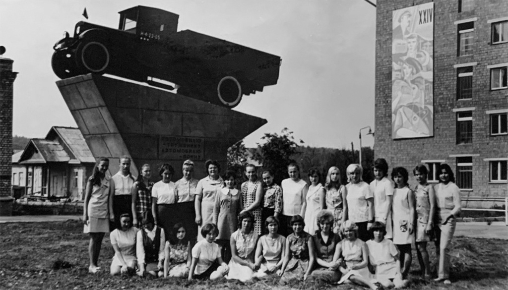 Памятник автомобилю ЗИС-5. Московская область, Тучково, 1972 год. Фотография © личный архив Н.В. Сениной (Шамаровой)