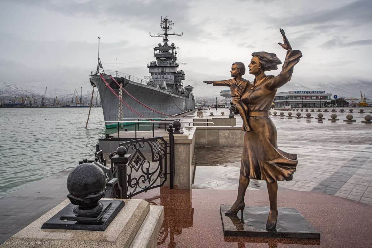 Памятник женам моряков в Новороссийске