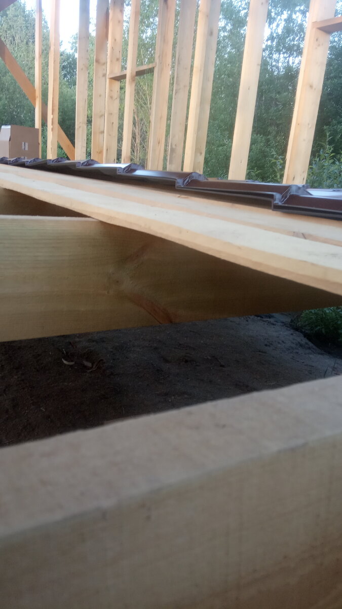 Видно, как сильно поднимается лист наружу. 