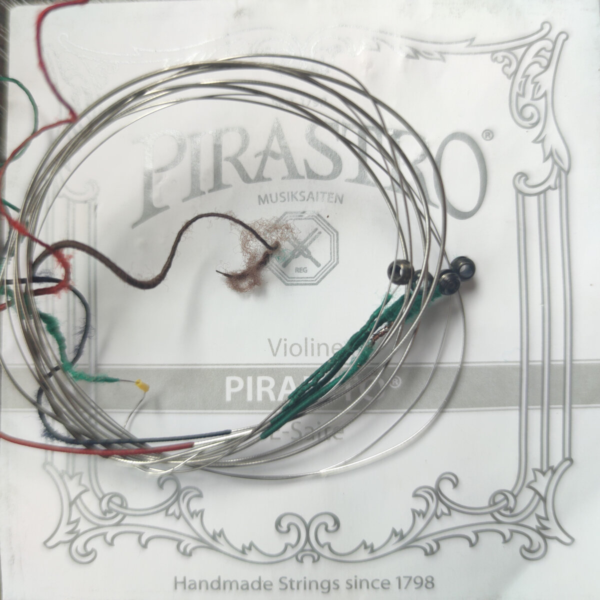 Я являюсь пориверженцем фирмы Pirastro, но это дело вкуса, возможно для вашего инструмента лучше подойдут другие струны