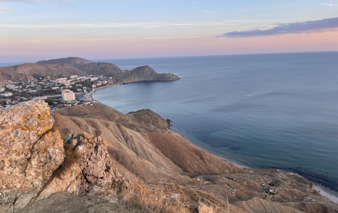 Вода в орджоникидзе крым. Орджоникидзе Крым. Орджоникидзе Крым фото. Орджоникидзе Крым пустыня. Набережная Орджоникидзе Крым 2024.