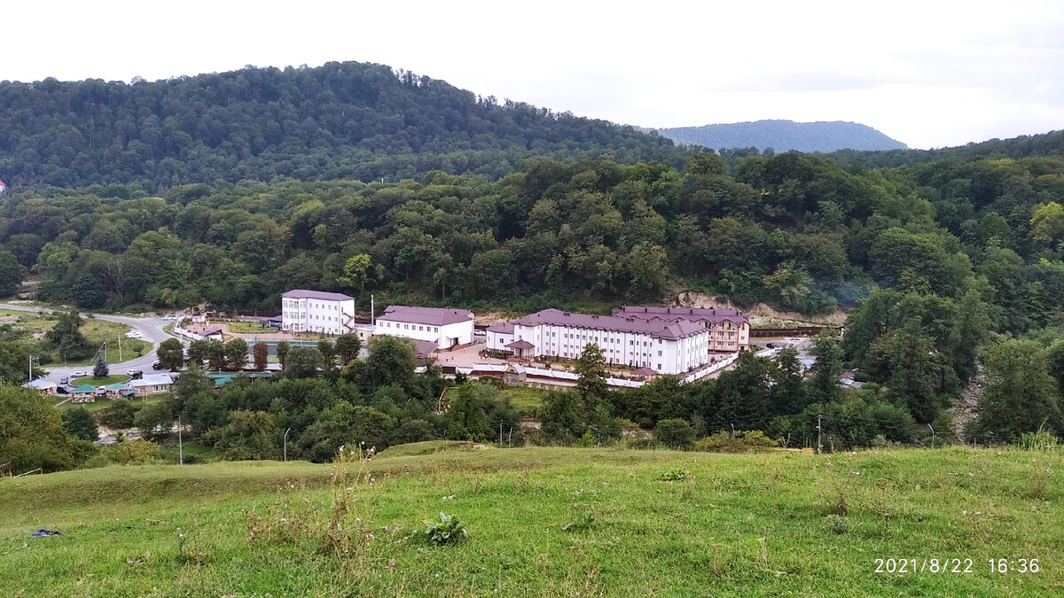 Вид на санаторий с ближайшей горы. Лечебный корпус – здание слева.