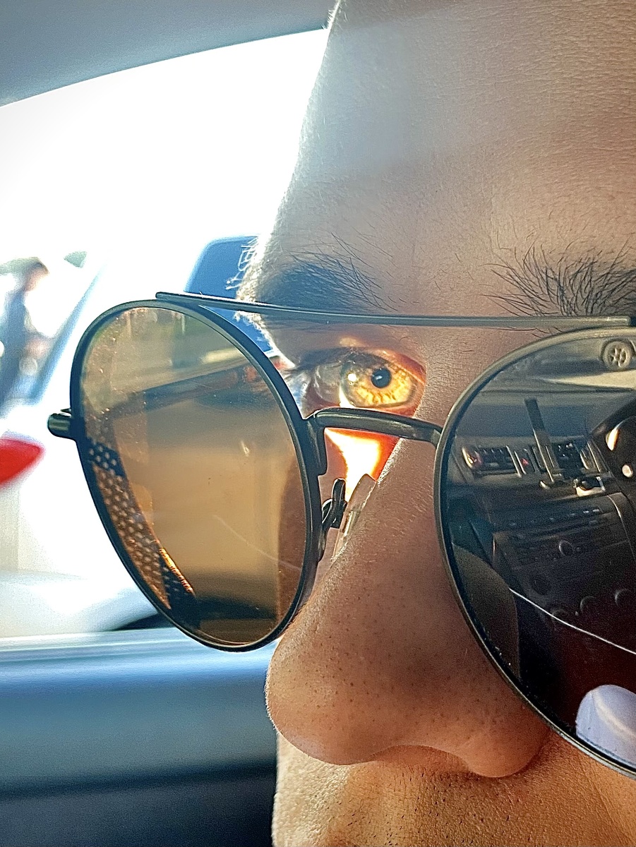 Очки .Взгляд через очки .Карие глаза.Зрачок