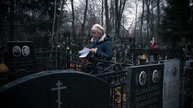 Увидев свою соседку на кладбище не стоит паниковать сразу... возможно она там за тем же, что и Вы....