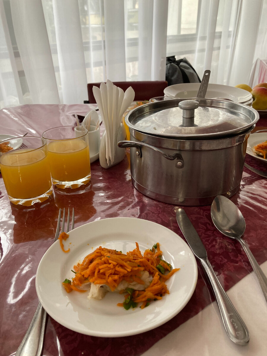 На закуску -вареная морковь с кусочком рыбки