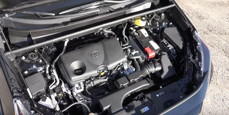 Подкапотное пространство у Toyota RAV4 Hybrid 2021 года.