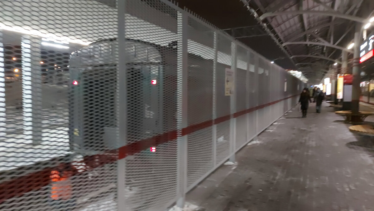 Но вот зараза! Поезд Москва - Курск закрыл весь обзор. Поэтому я решил не возвращаться на ш. Энтузиастов и вышел на платформу.