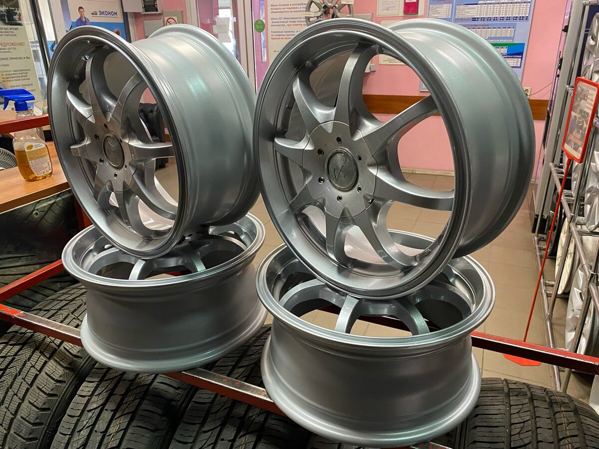 Базовые цвета: черный, серый, но оттенков много от графита до светлого серебра.