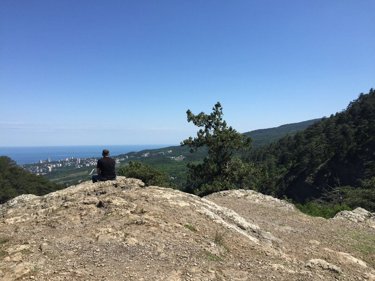 Видовая площадка Боткинской тропы. Вид на Ялту.