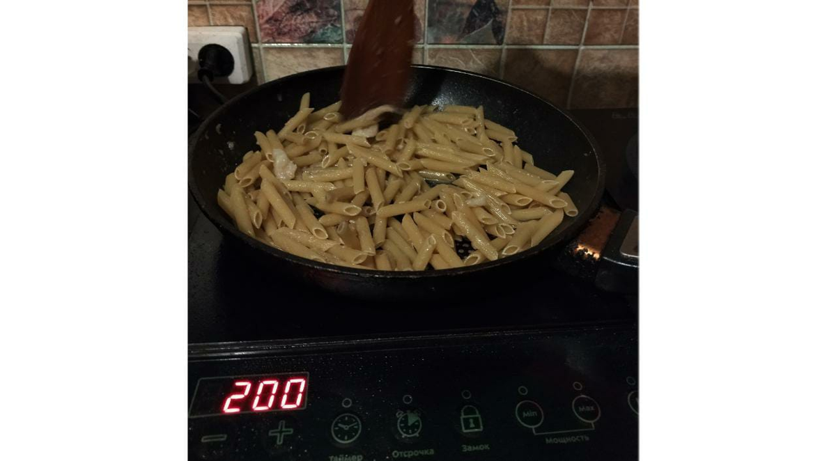                                      Сухие макароны перемешенные с маслом 