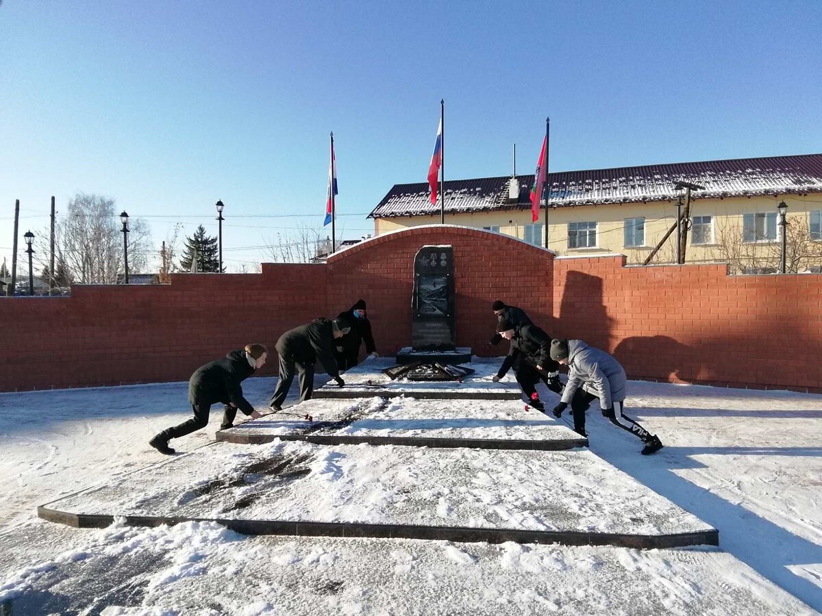 Возложение цветов к памятнику воинам-интернационалистам. Фото из личного архива.