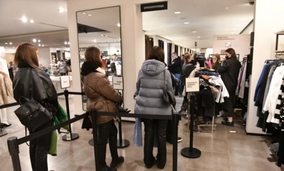 Очередь в примерочную в Zara
