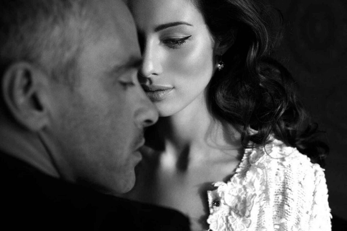 Так заложено природой в сильных самцах – оплодотворять как можно больше самок. Но увы, большинство женщин неспособны противостоять своей природе и в итоге они все равно связываются с ними.