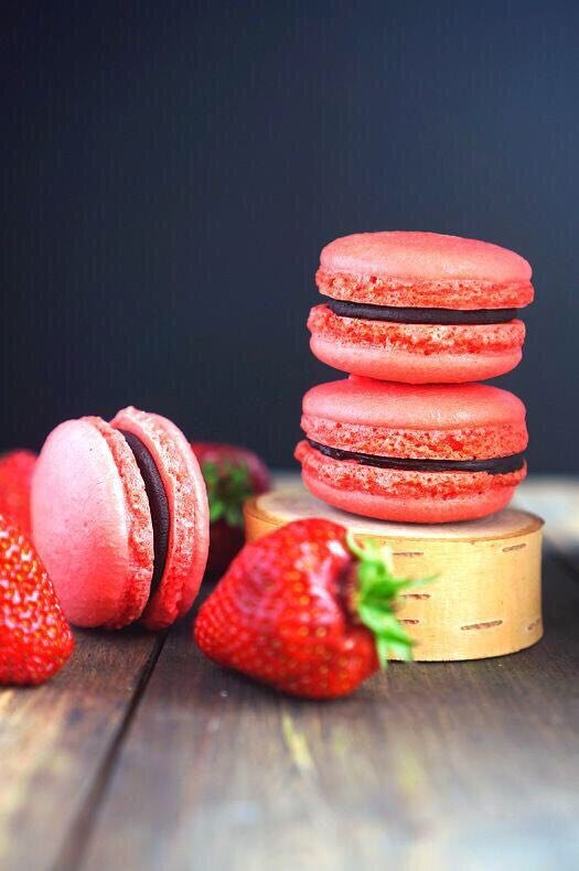 Макаронс – очень прихотливое пирожное, на качество его приготовление влияет очень много факторов: и качество миндальной муки, и температура и влажность в помещении, и характеристики духовки. Но, удивительное дело, каждая неудача в приготовлении подстёгивает готовить его ещё и ещё. А вот когда пирожное макаронс по классическому рецепту получается, испытываешь искренний восторг.