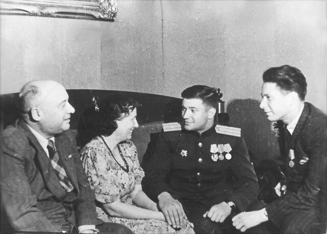 Николай Николаевич, Надежда Ивановна, Юрий Николаевич и Николай Николаевич Озеровы. 1945 год. Фото: smsport.ru