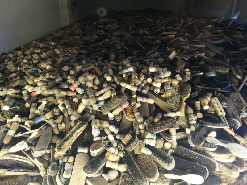 Вещи, оставшиеся от узников. Щетки.