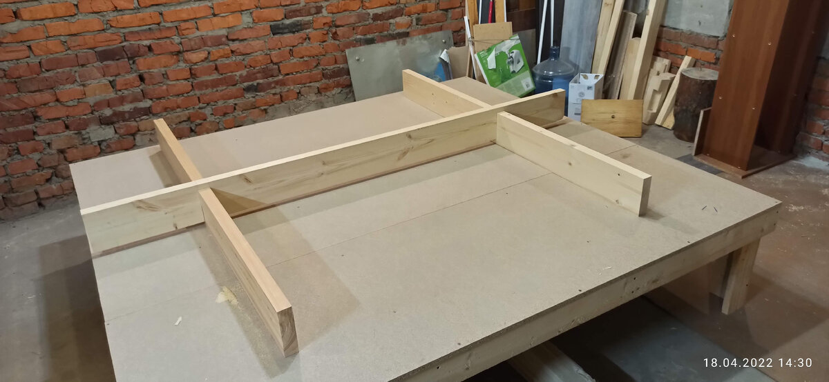 Соединение - "вразрез". Продольный брус на 20 мм выше поперечных. Для дальнейшей установки стальных рамок с ламелями