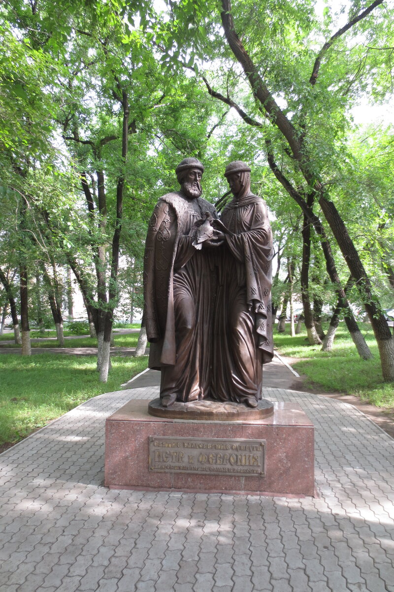 Памятник Петру и Февронии в Благовещенске. Самый красивый из виденных мною.