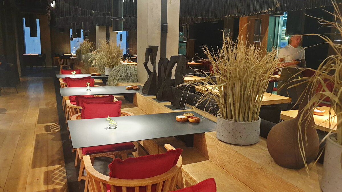 Плюх в красное кресло