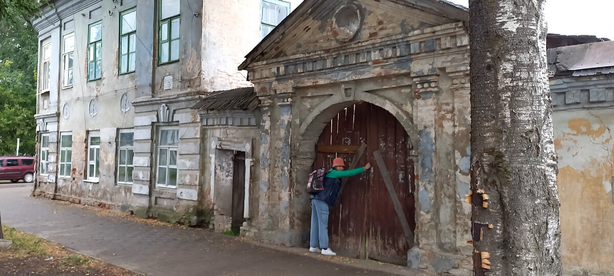 В этом доме (Дом шкипера) в стародавние времена жил лоцман., а по тем временам шкипер или кормчий. На фасаде можно увидеть секстанты.