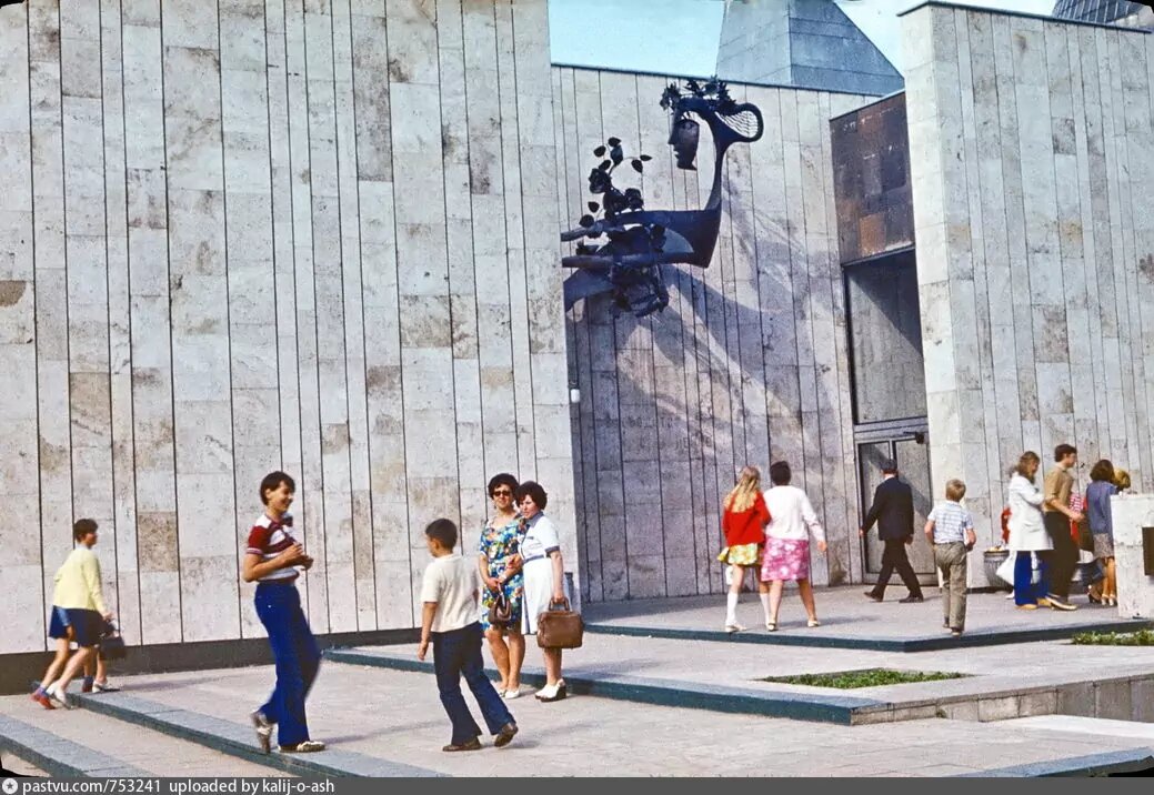 ВДНХ. Павильон №29 "Цветоводство и озеленение" 1975 – 1977 год. Автор: Кулаков Л.Н.
Источник: Семейный фотоархив автора, pastvu.com 