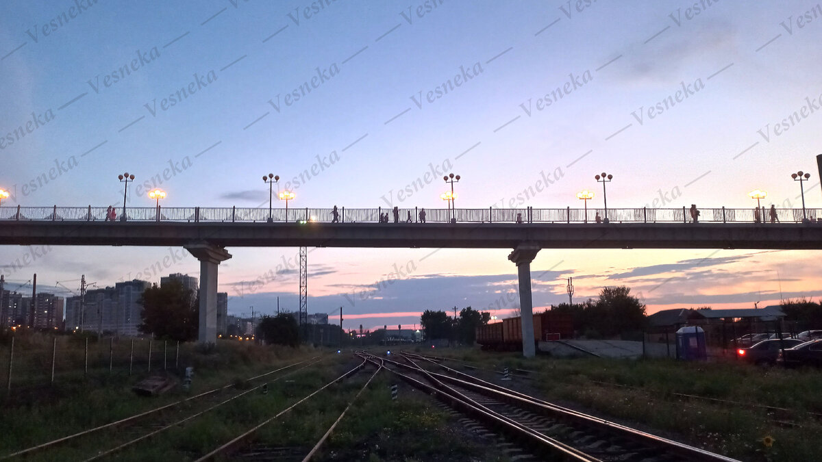Фото автора. Пешеходный мост над ЖД путями, соединяет две части города. Закат.