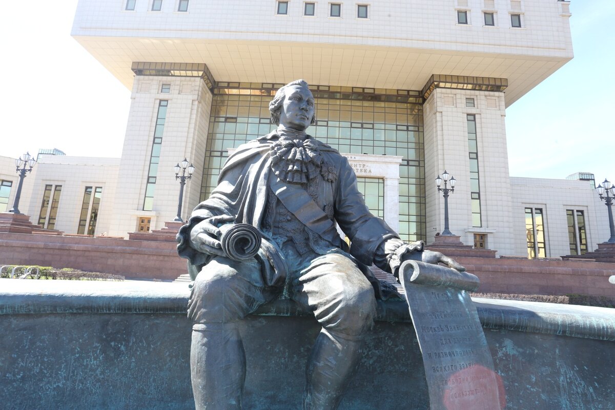 Памятник Ивану Ивановичу Шувалову, фото Дмитрий Соколов