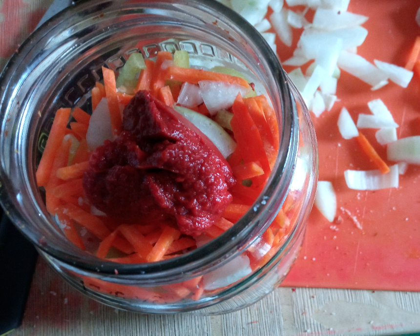 Слой овощей и ложка томата