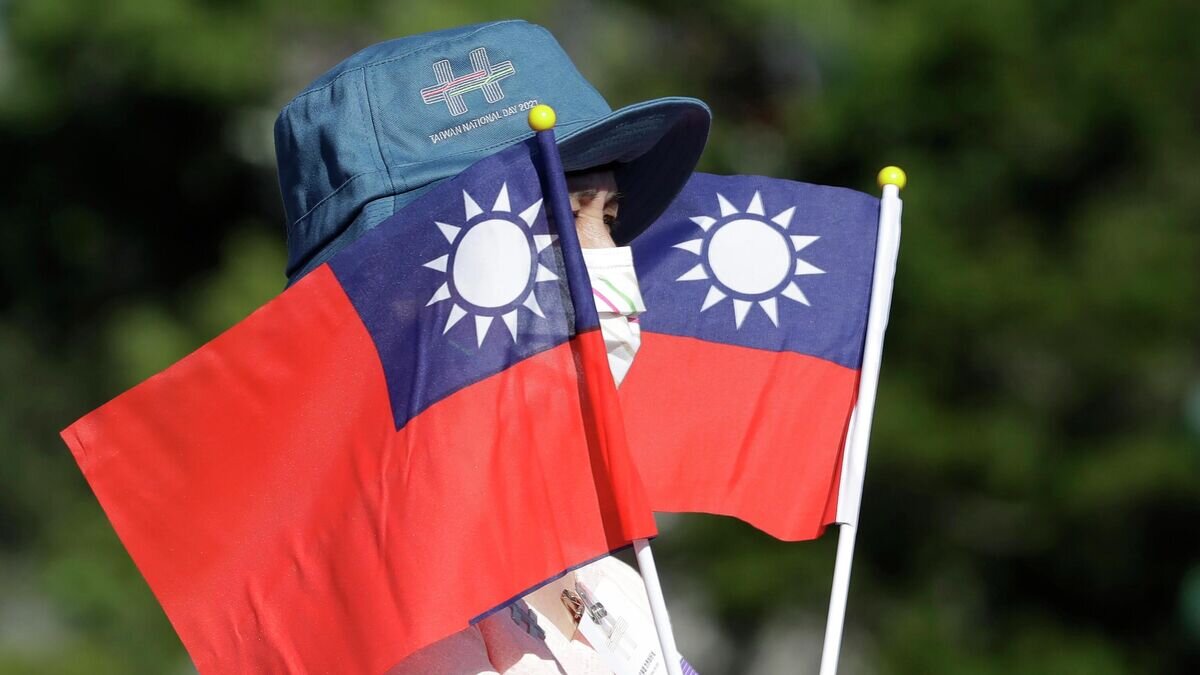    Женщина с флагами Тайваня© AP Photo / Chiang Ying-ying