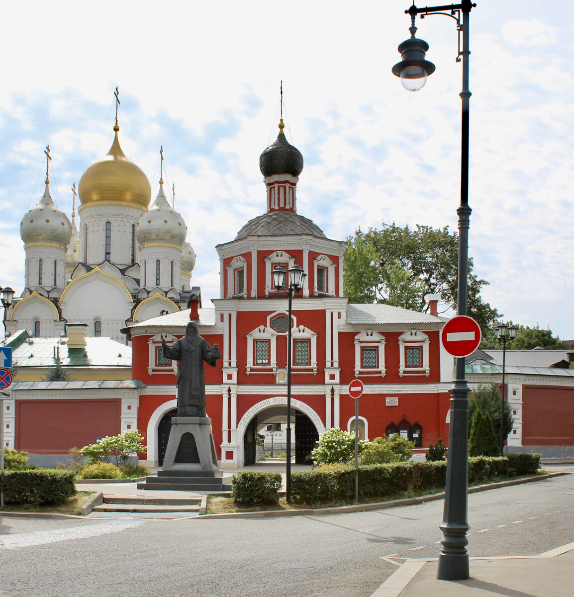 зачатьевский ставропигиальный монастырь. надвратный храм спаса нерукотворного образа зачатьевский монастырь. зачатьевский ставропигиальный монастырь. ярославского зачатьевского монастыря. москва.