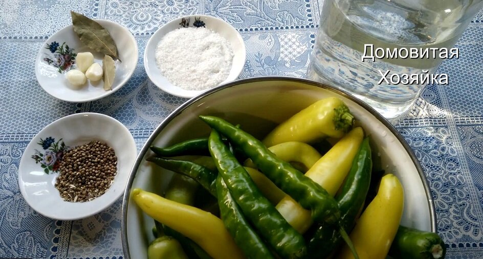 Острый перец, специи, соль, вода. 