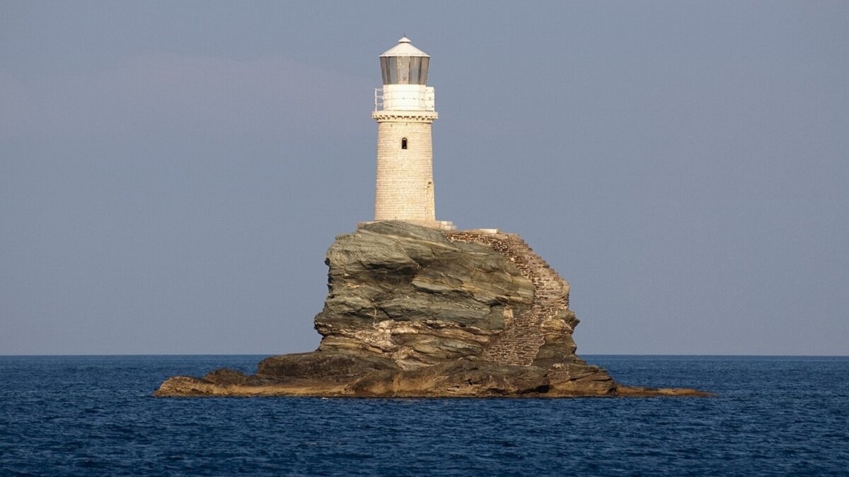 Маяк на скале в море