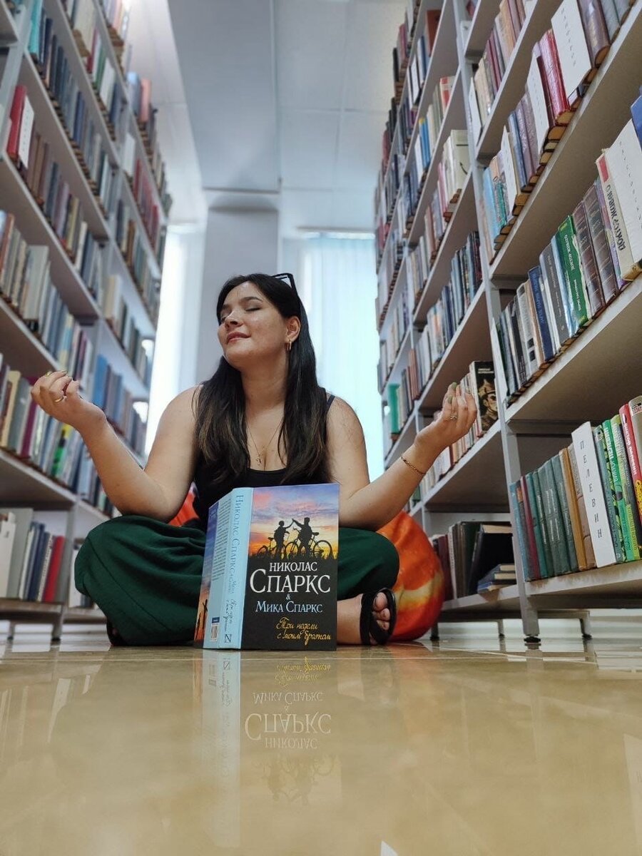  Всегда нравилось описание духов и вот что подумалось, а если бы парфюмер описывал роман, как бы это звучало? Наверное, вот так….  Первые минуты знакомства с увлекательной книгой Николаса Спаркса остаются в памяти навсегда. Начальные нотки сюжета интригуют, это особенная книга, потому что звучание ее автобиографично. Николас Спаркс - роскошный, элегантный и решительный автор, позволяет читателям окунуться в мир своего детства, провести время вместе и отправиться в большое трехнедельное путешествие с его братом. 
Роман «Три недели с моим братом» — это бурный фейерверк жизненных красок, в котором отражено всё: жизнь и смерть, радость и горе, победы и поражения. 
