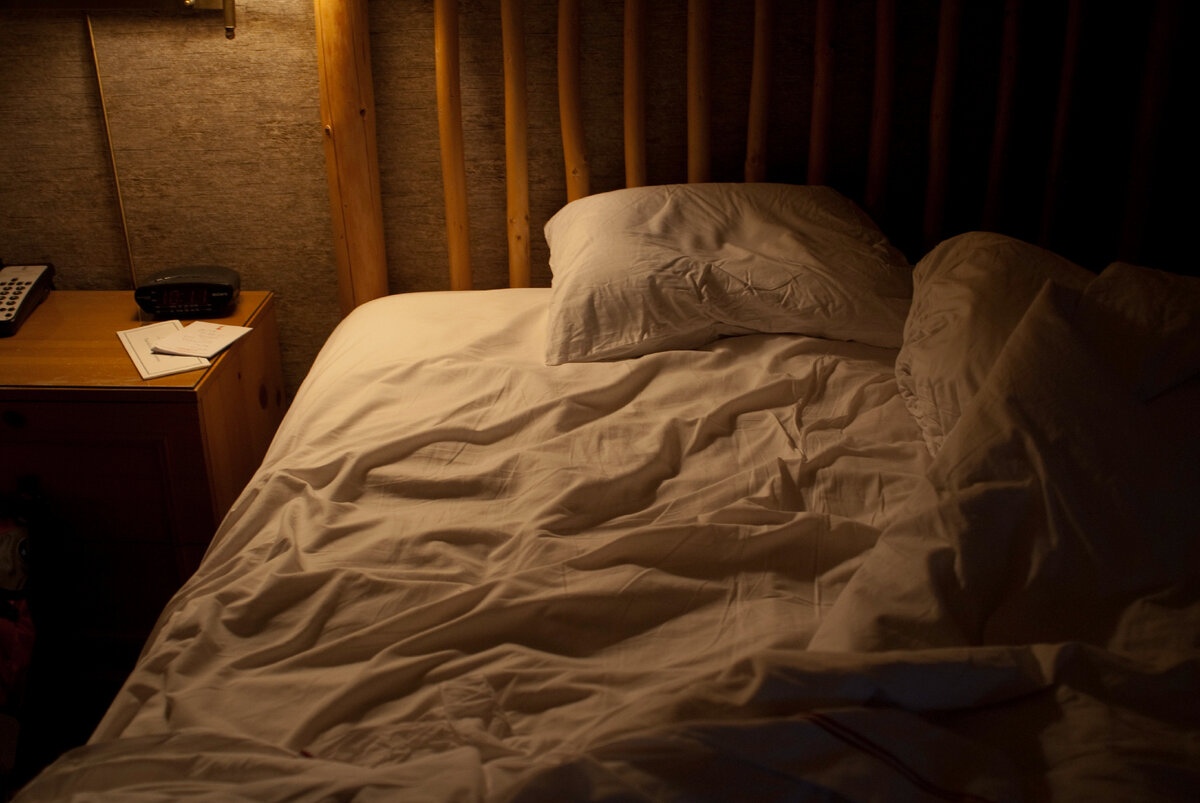 подушка тумбочка кровать жить тяжело