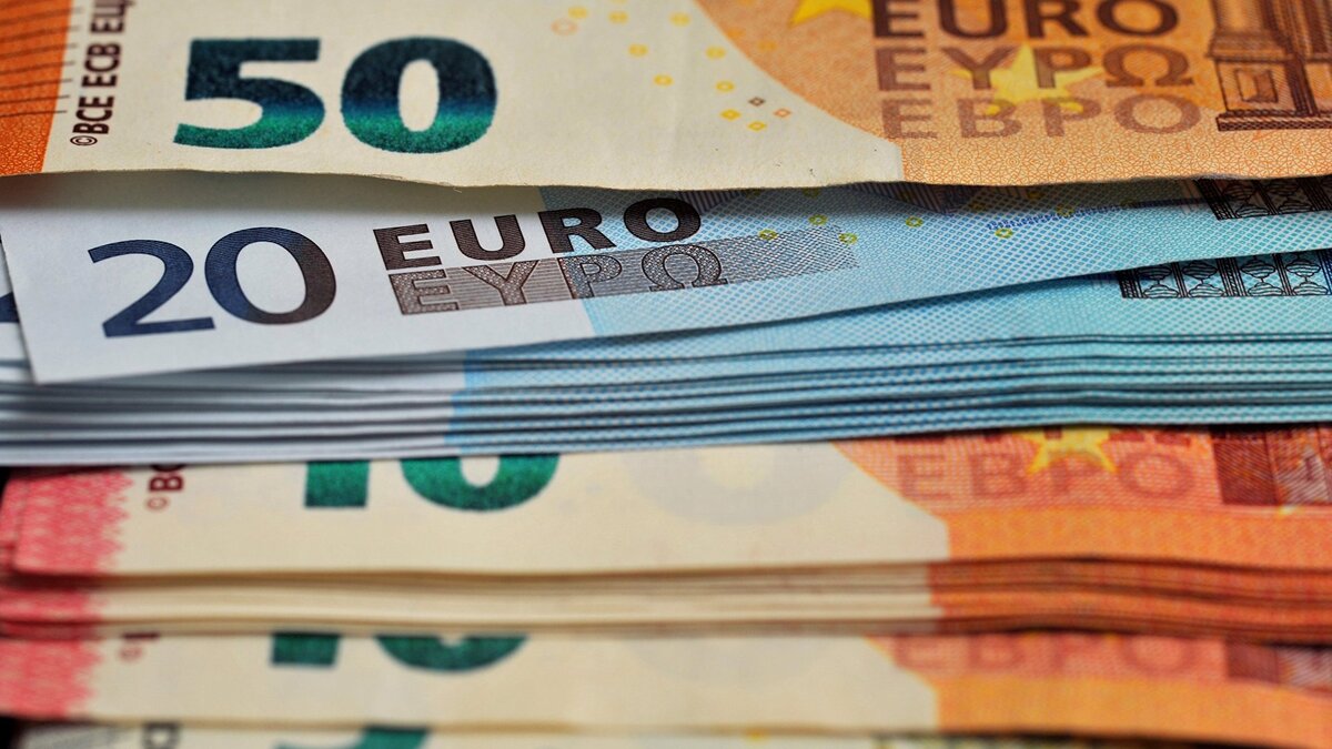    " Банкноты номиналом 10 , 20 и 50 евро© РИА Новости . Алексей Сухоруков