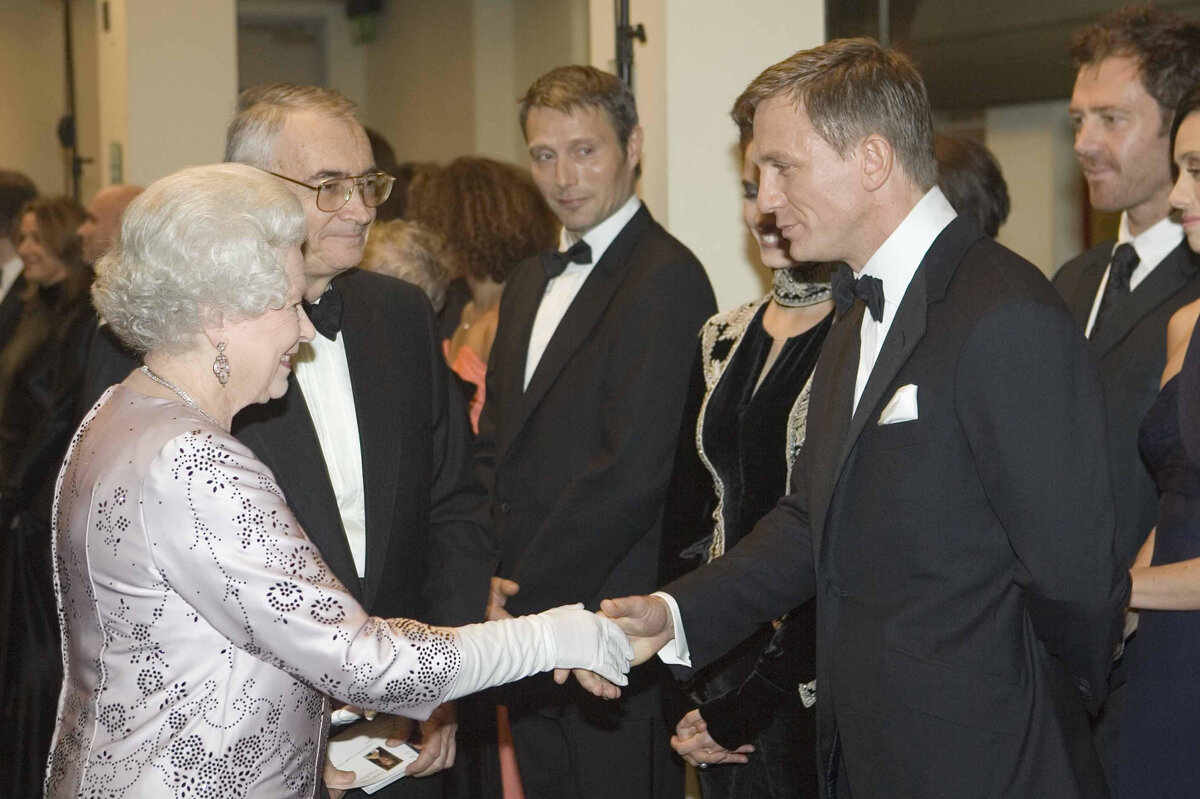     От Викториии Бекхэм до Дэниела Крэйга: звезды прощаются с Елизаветой II