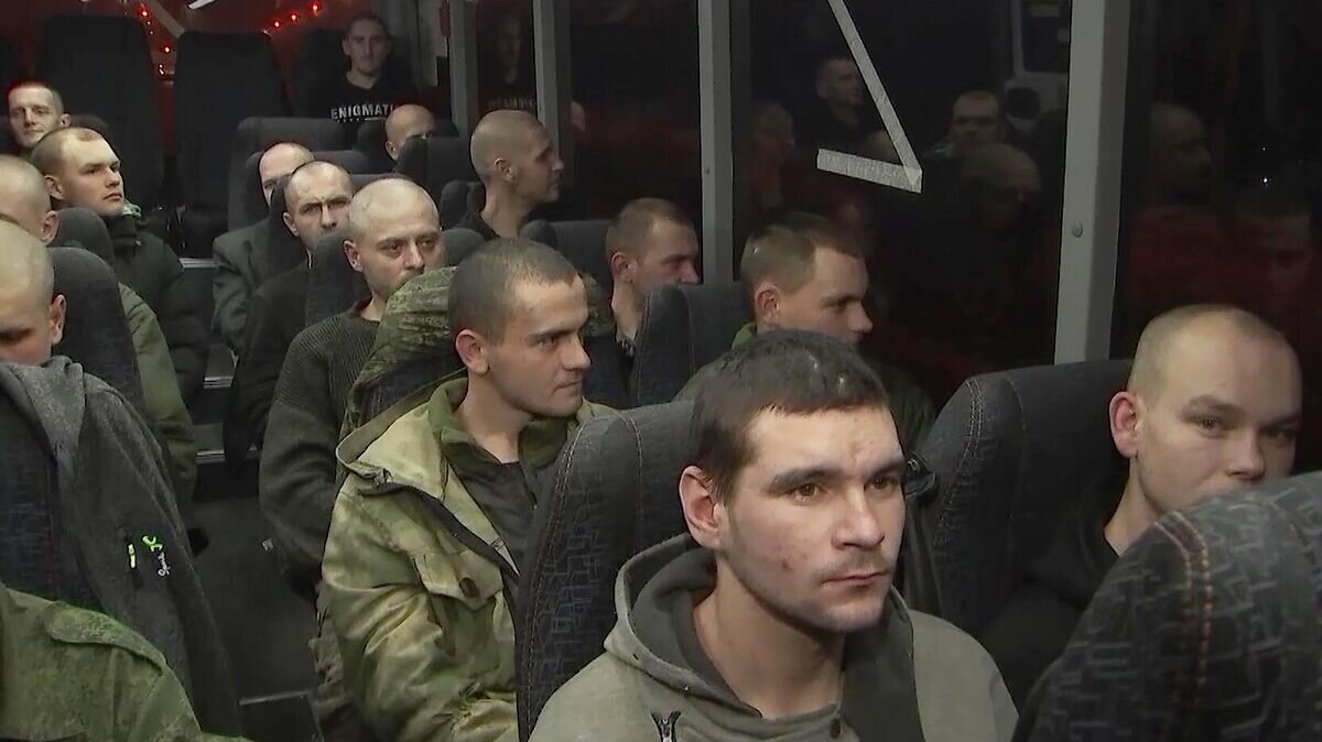    Российские военнослужащие, находившиеся в украинском плену, возвращаются на родину© РИА Новости / Министерство обороны РФ