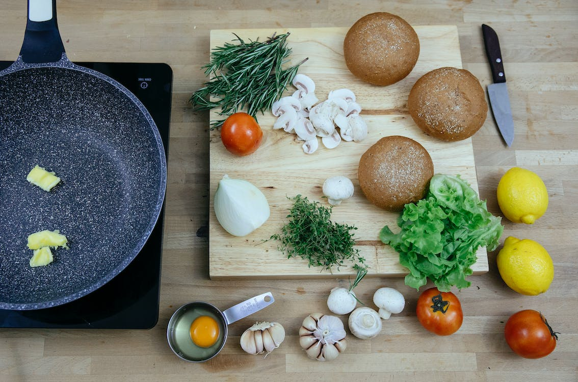 Выбрать ингредиенты. Из чего готовят. Стол Гурман. Foodborne illness. Cooking process.